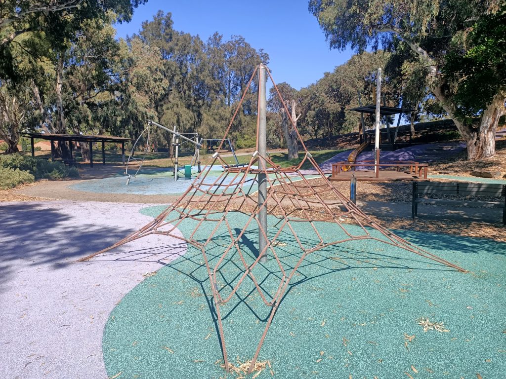 Rope climbing pyramid