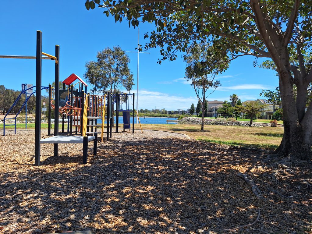 Bark chips, mediums size tree, Port Adelaide river